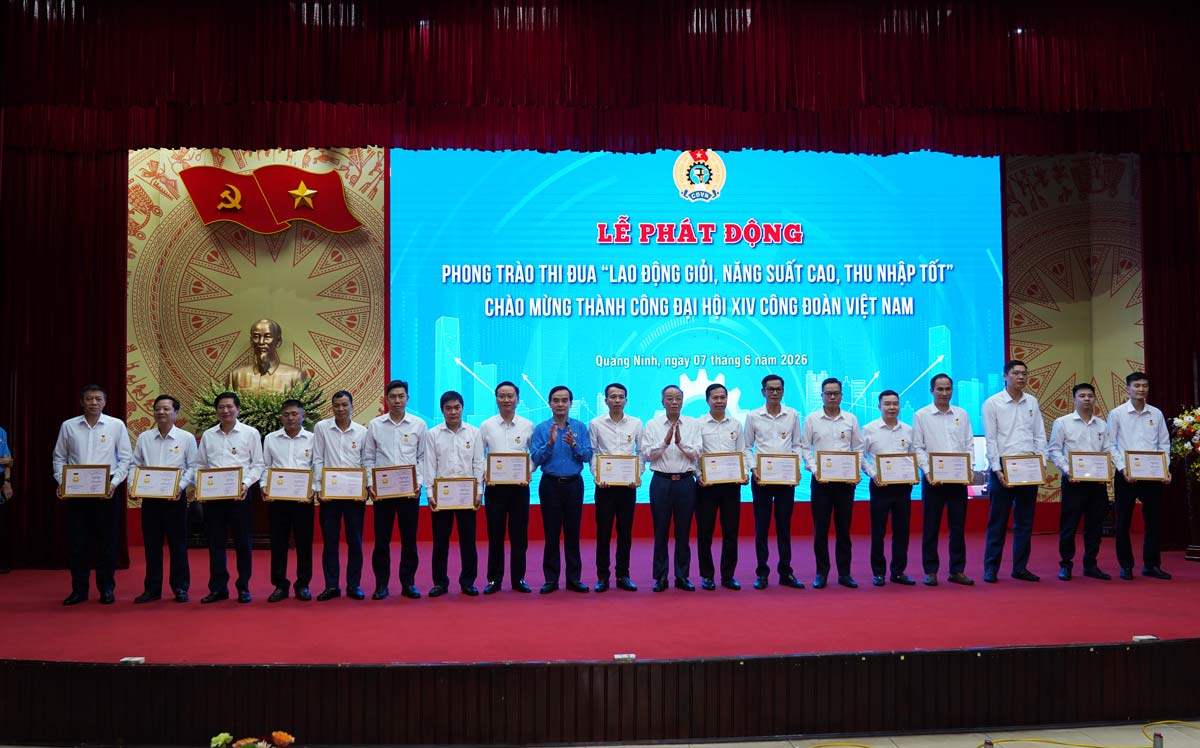17 cá nhân được nhận Bằng lao động sáng tạo của Tổng LĐLĐ Việt Nam. Ảnh: Đoàn Hưng