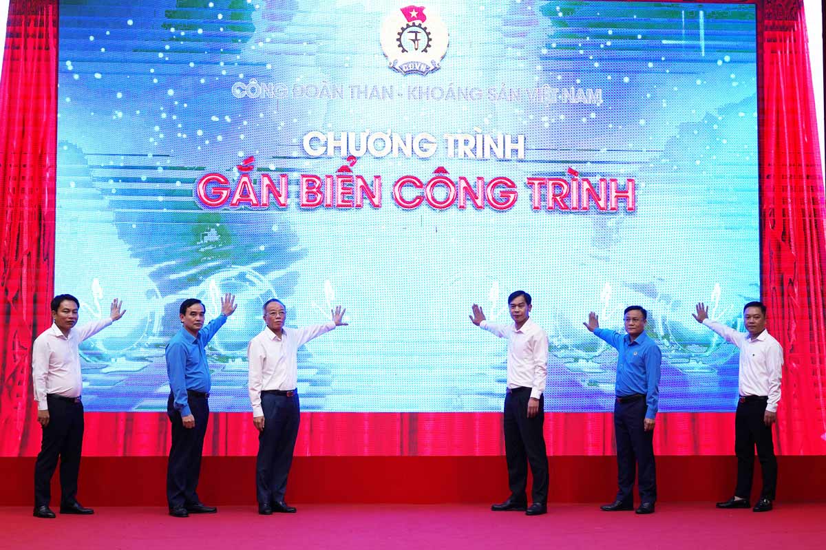 Delegates perform the ceremony of attaching trade union building signs to welcome the 14th Vietnam Trade Union Congress and celebrate the 30th anniversary of the establishment of TKV Trade Union for the Thong Nhat Coal Company's passenger cable winch system. Photo: Doan Hung
