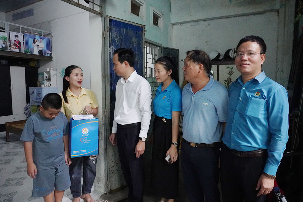 Da Nang City Labor Federation visited and presented gifts to support union members, workers and children of workers. Photo: Tran Thi