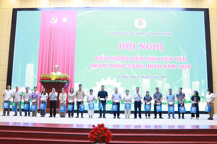Lai Chau provincial leaders present gifts to union members and workers in difficult circumstances. Photo: Thanh Binh