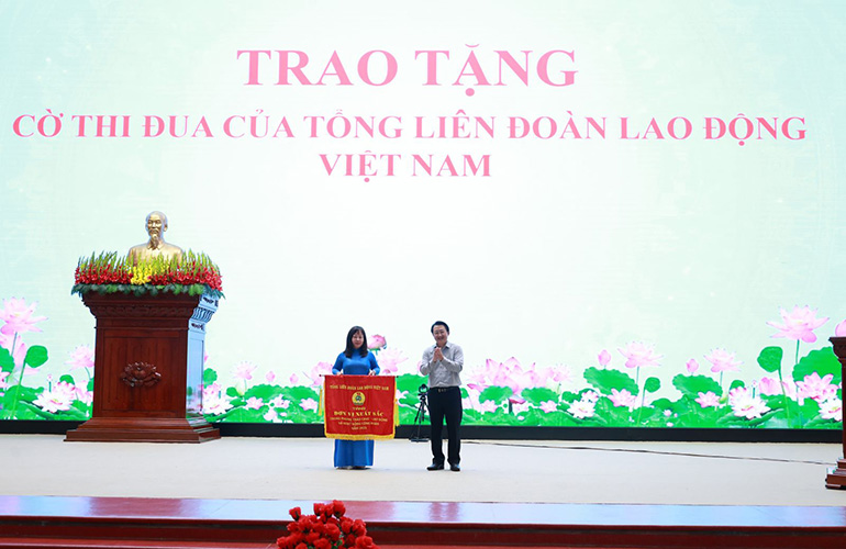 Ông Sùng A Hồ trao Cờ thi đua của Tổng Liên đoàn Lao động Việt Nam cho Công đoàn cơ sở Ban Quản lý dự án Đầu tư xây dựng tỉnh Lai Châu. Ảnh: Thanh Bình