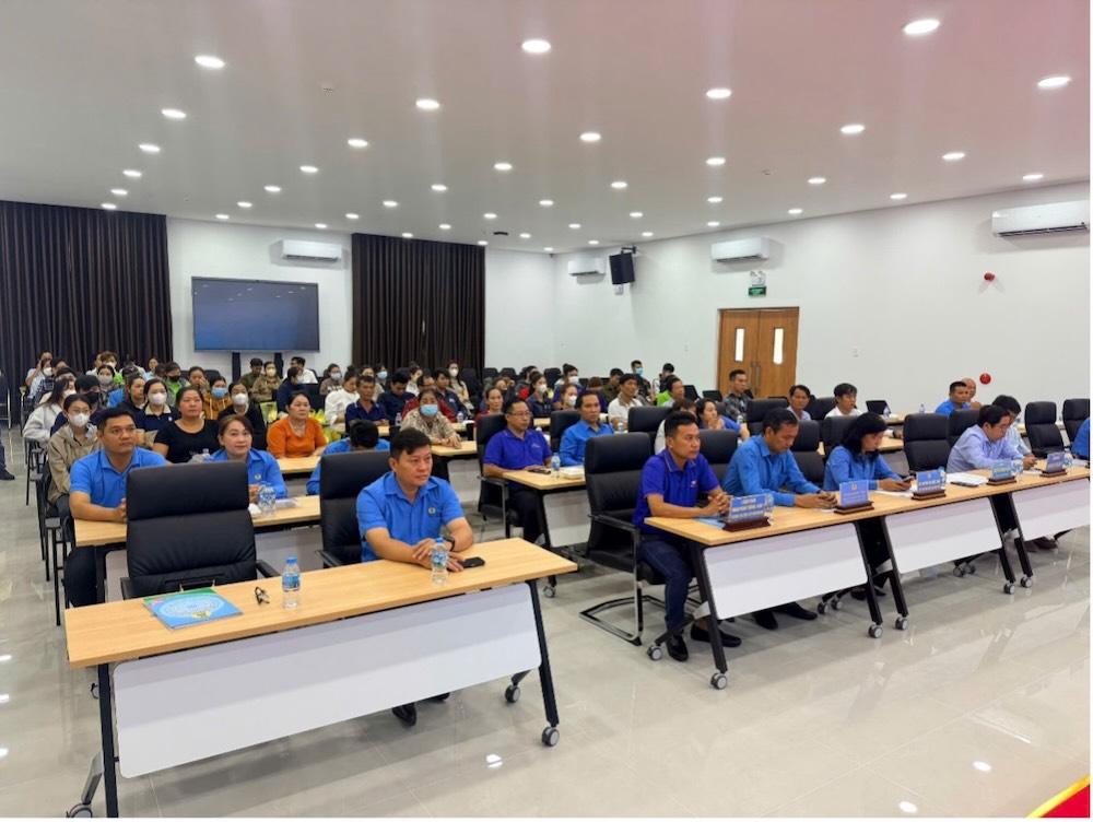 Đại biểu và đoàn viên, người lao động tỉnh Đồng Tháp tham dự trực tuyến Lễ phát động phong trào thi đua “Lao động giỏi, năng suất cao, thu nhập tốt” do Tổng Liên đoàn Lao động Việt Nam tổ chức. 