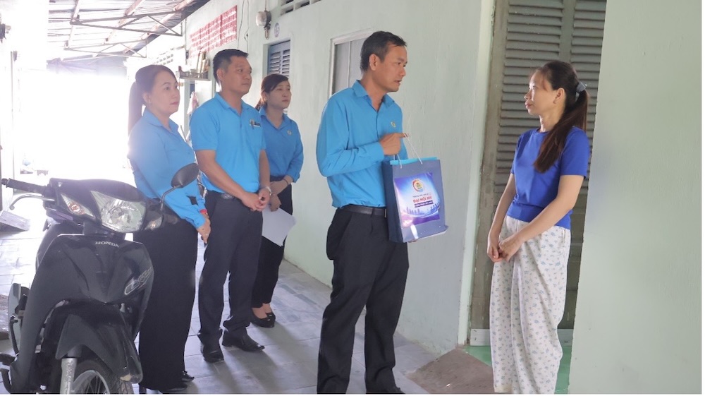Ông Hoàng Khắc Tinh, Phó Chủ tịch Thường trực Liên đoàn Lao động tỉnh thăm hỏi, trao quà cho đoàn viên mắc bệnh hiểm nghèo, bệnh nghề nghiệp trong Chương trình “Những món quà từ Đại hội XIV Công đoàn Việt Nam”. 