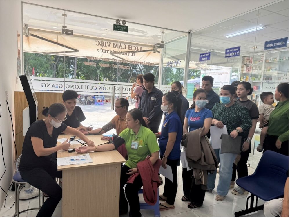 Đoàn viên, người lao động được khám, tư vấn sức khỏe và cấp phát thuốc miễn phí tại chương trình. 