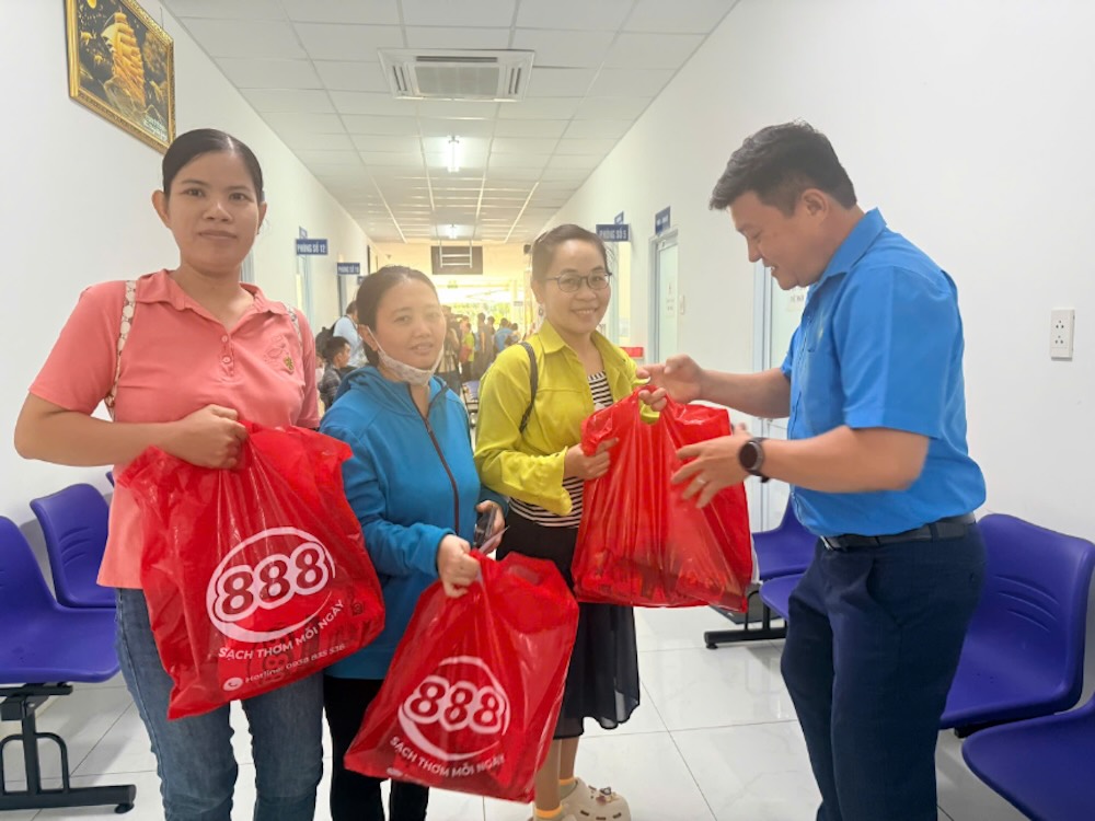 Ông Nguyễn Thanh Nhàn, Chủ tịch Công đoàn các Khu công nghiệp, Khu kinh tế Đồng Tháp trao quà cho đoàn viên, người lao động có hoàn cảnh khó khăn 