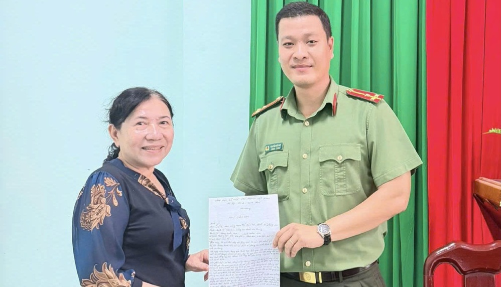 Ms. H wrote a letter of thanks to the Police force for supporting her in receiving back 500 million VND mistakenly transferred. Photo: CACC