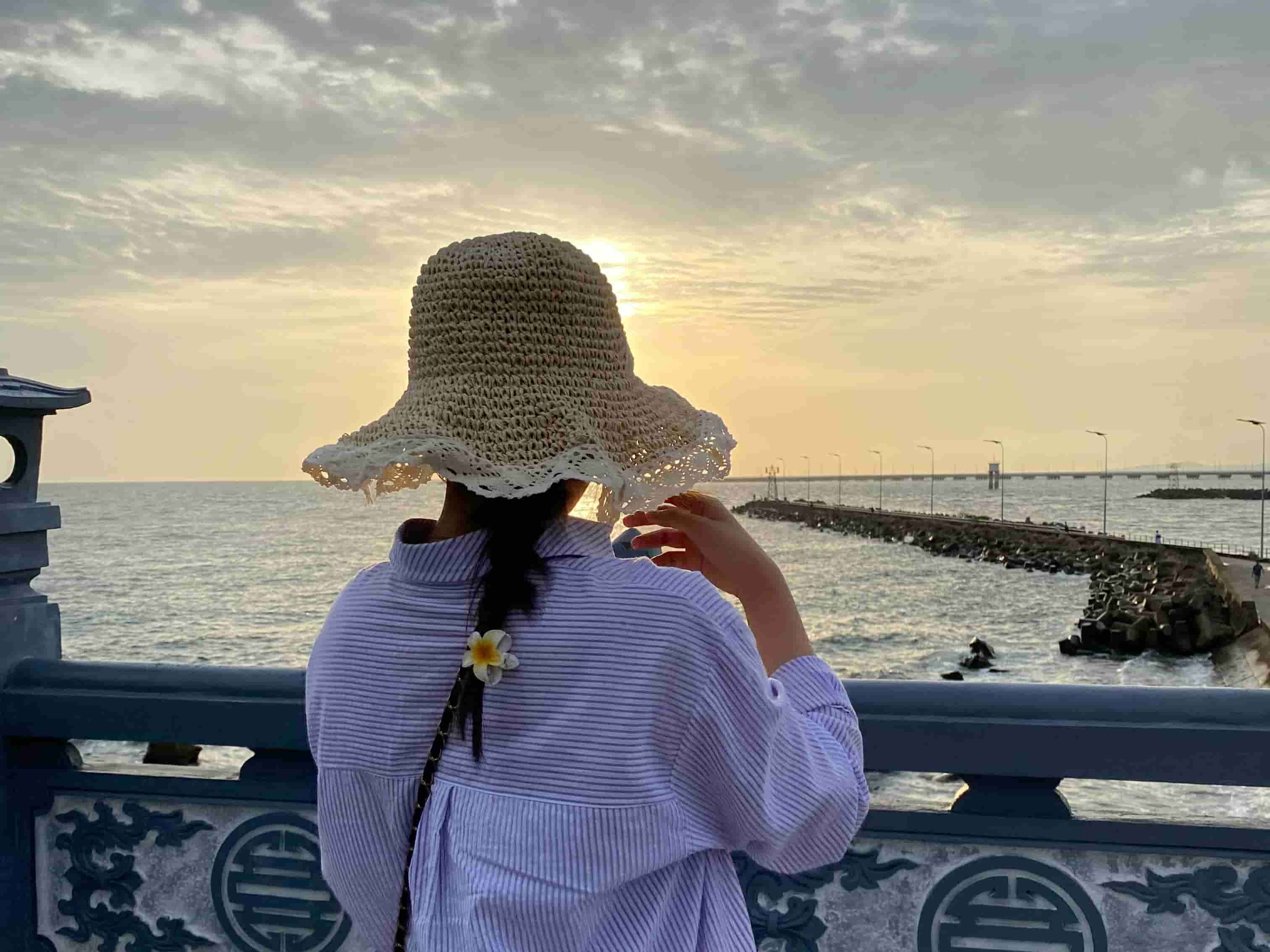 Quelques notes simples peuvent aider les touristes à protéger leur santé, à limiter le risque de coup de chaleur et à profiter d'un voyage d'été plus complet. Photo: Trang Anh