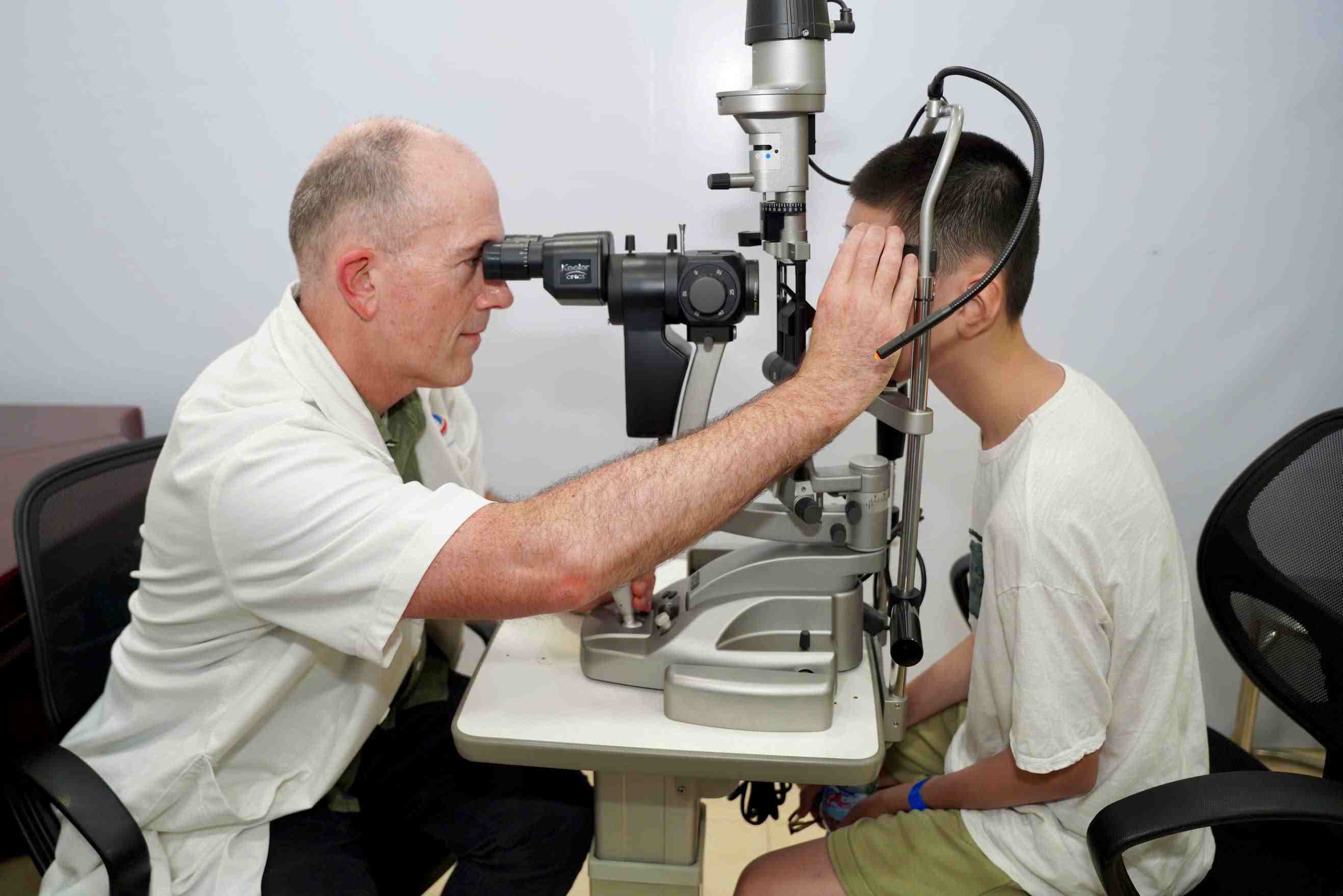 TS. Timothy Robert Fricke là Giám đốc Nghiên cứu và Giáo dục tại Viện Nghiên cứu Thị giác Quốc gia, Trường Cao đẳng Khúc xạ Nhãn khoa Úc, đồng thời là Giáo sư danh dự Đại học Y Hà Nội.