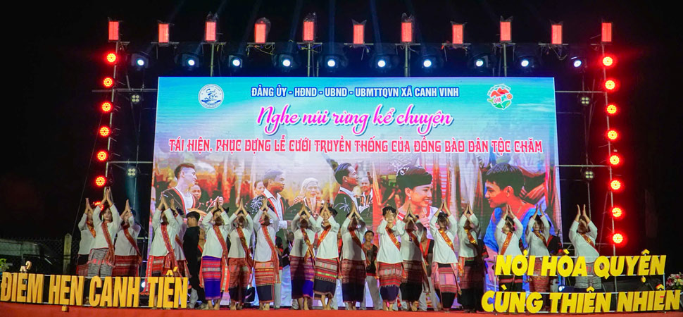 Các nghi lễ truyền thống tại làng Canh Tiến được tái hiện, phục dựng, trở thành sản phẩm phục vụ du lịch cộng đồng. Ảnh: Hoài Phương