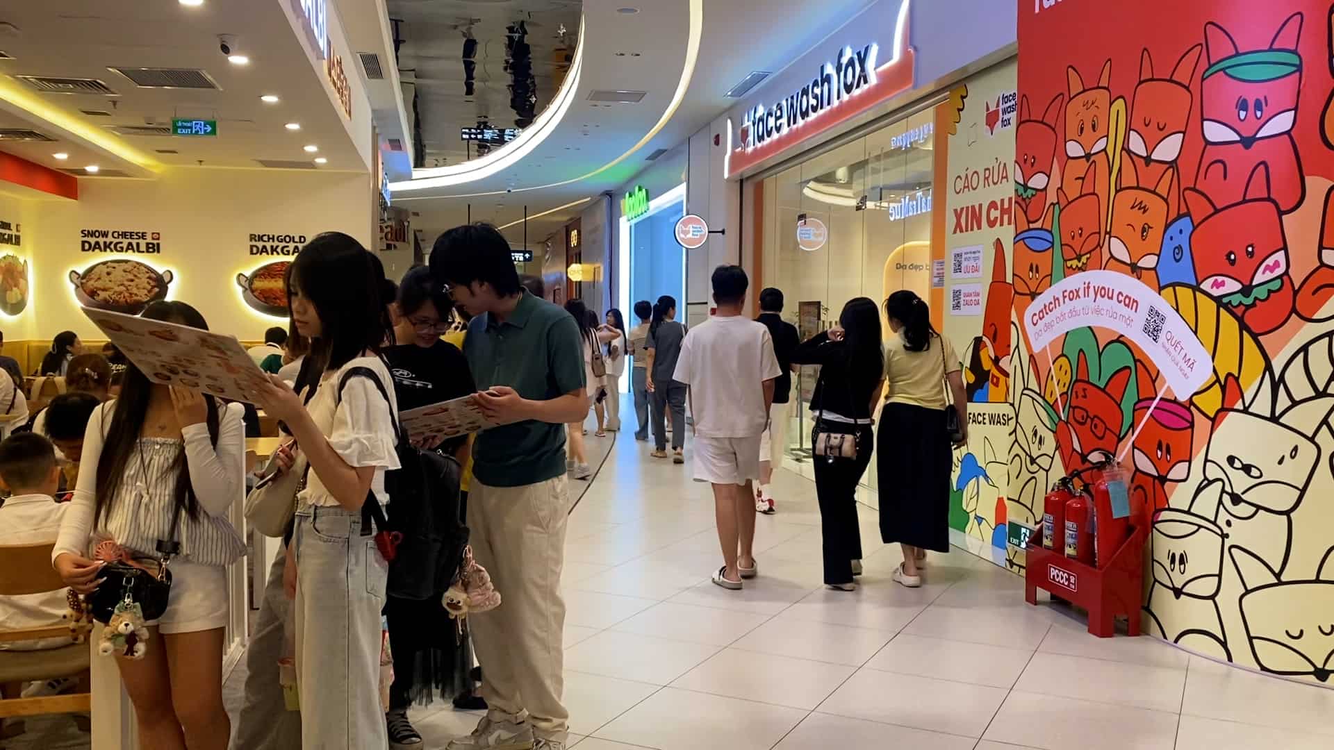 Người dân lựa chọn các không gian trong nhà để tránh nắng nóng trong dịp cuối tuần. Ảnh: Anh Xuyến