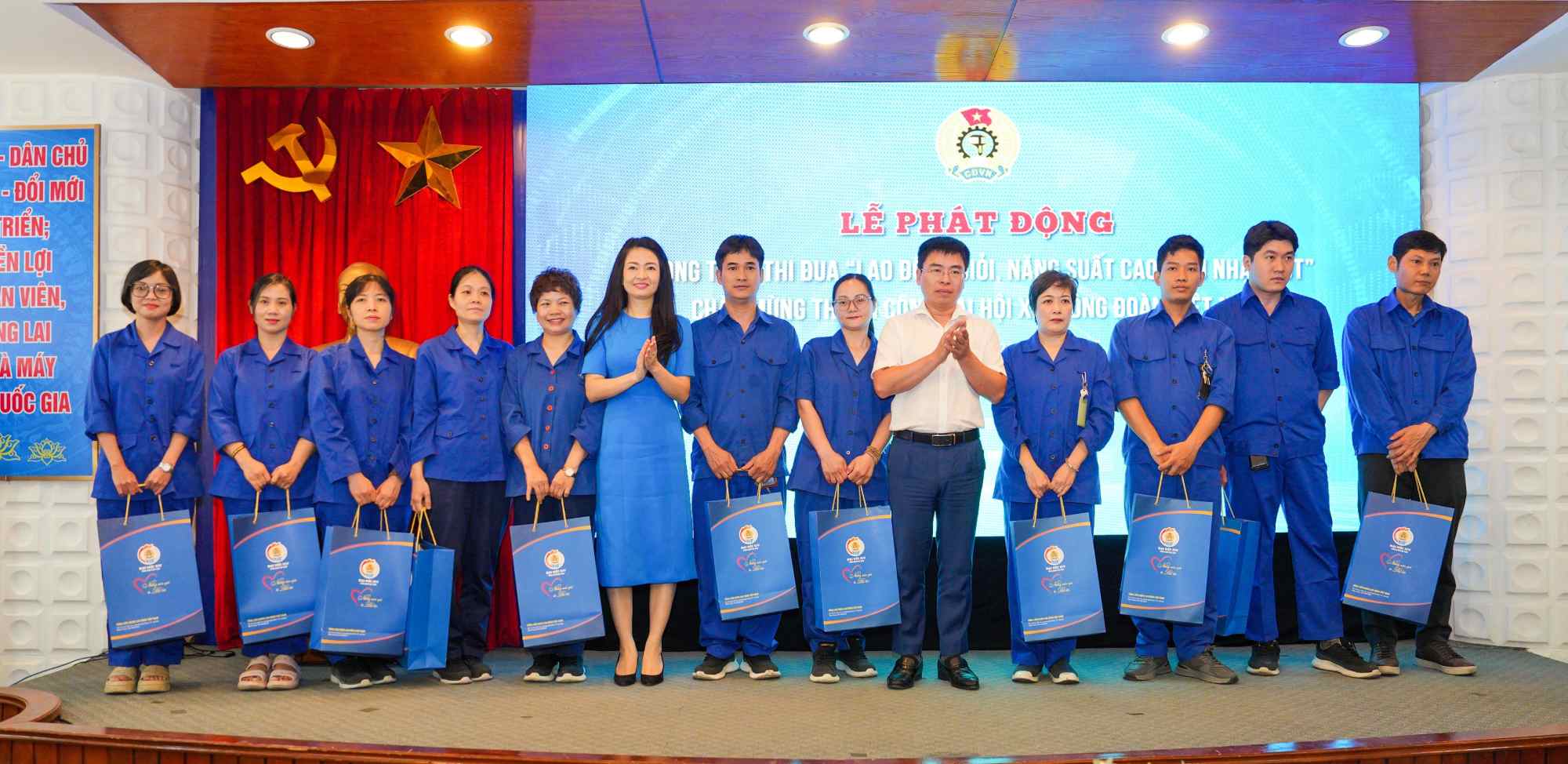 Lãnh đạo Công đoàn Ngân hàng Việt Nam và lãnh đạo Nhà máy in tiền Quốc gia tặng quà người lao động bị bệnh hiểm nghèo tại điểm cầu tiếp sóng. Ảnh: Hoàng Giáp