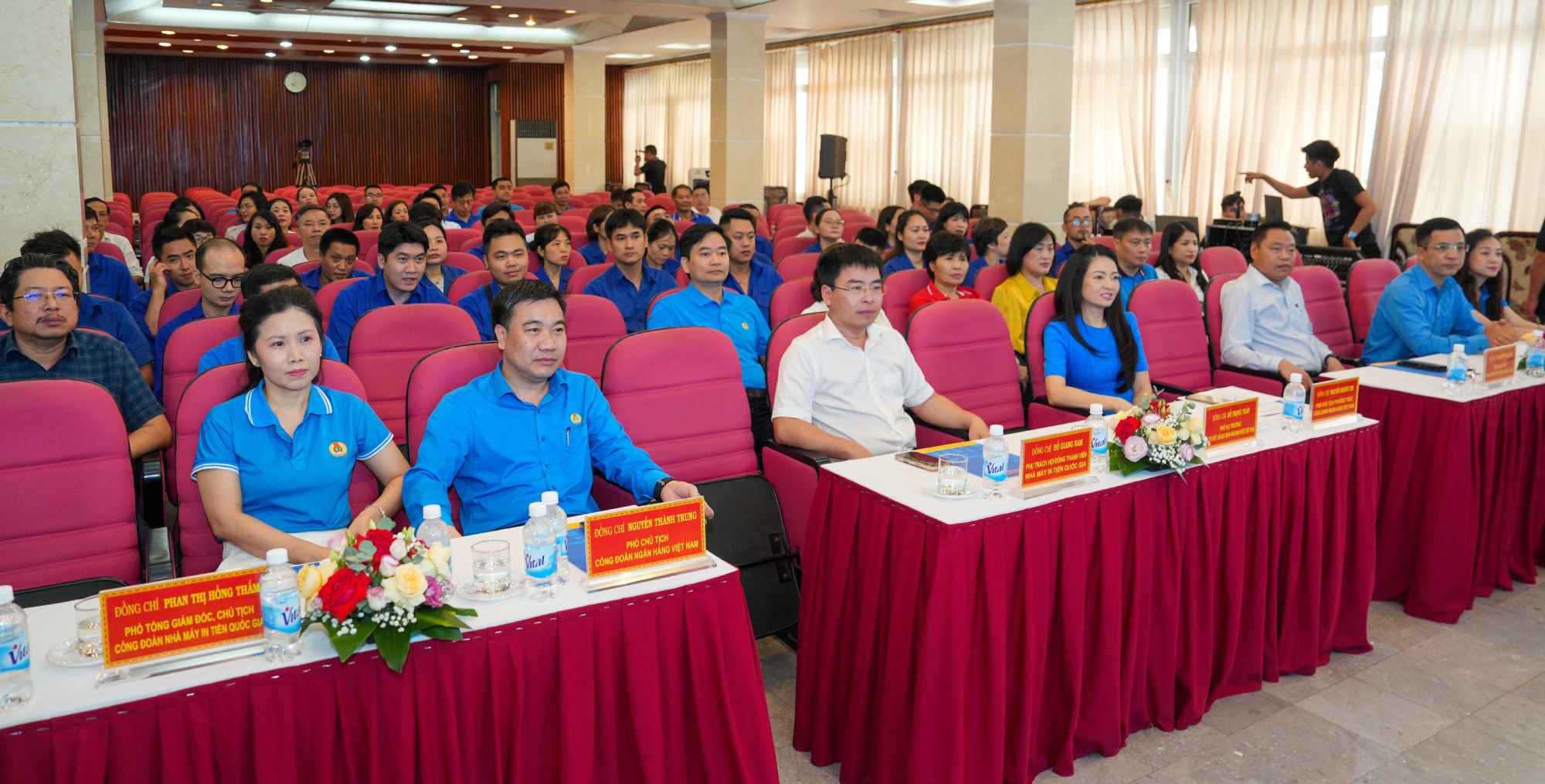 Lãnh đạo Công đoàn Ngân hàng Việt Nam, Nhà máy in tiền Quốc gia và người lao động tại lễ phát động. Ảnh: Hoàng Giáp