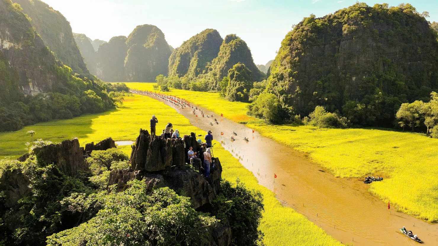 Khe Gioi is a destination chosen by many tourists to check-in when coming to Tam Coc Tourist Area. Photo: Dieu Anh