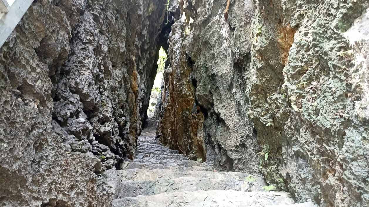 Những bậc thang dẫn lên khe Giời. Ảnh: Diệu Anh