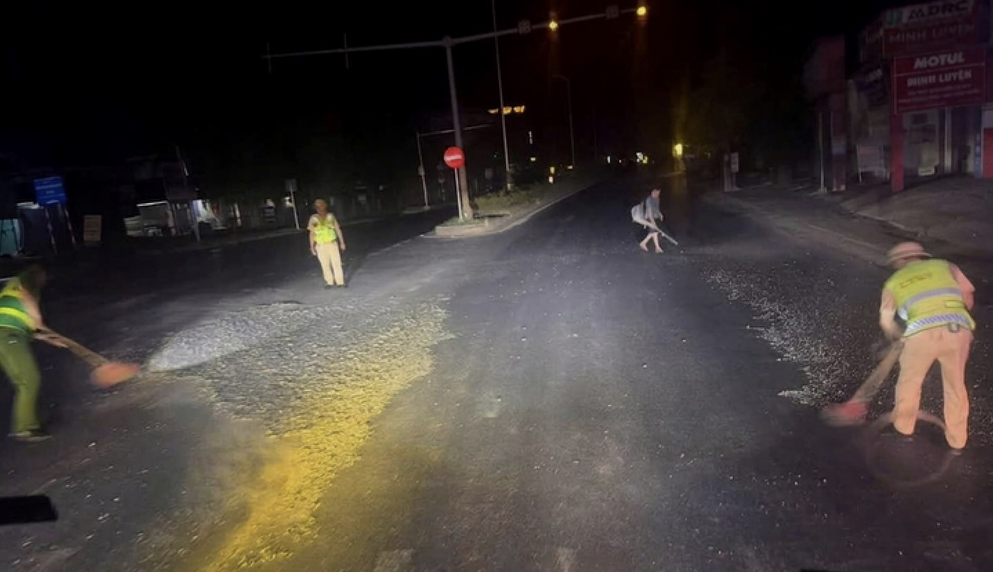 Road Traffic Police Team No. 1 and people sweeping pilestones in the middle of the road. Photo: Han Nguyen