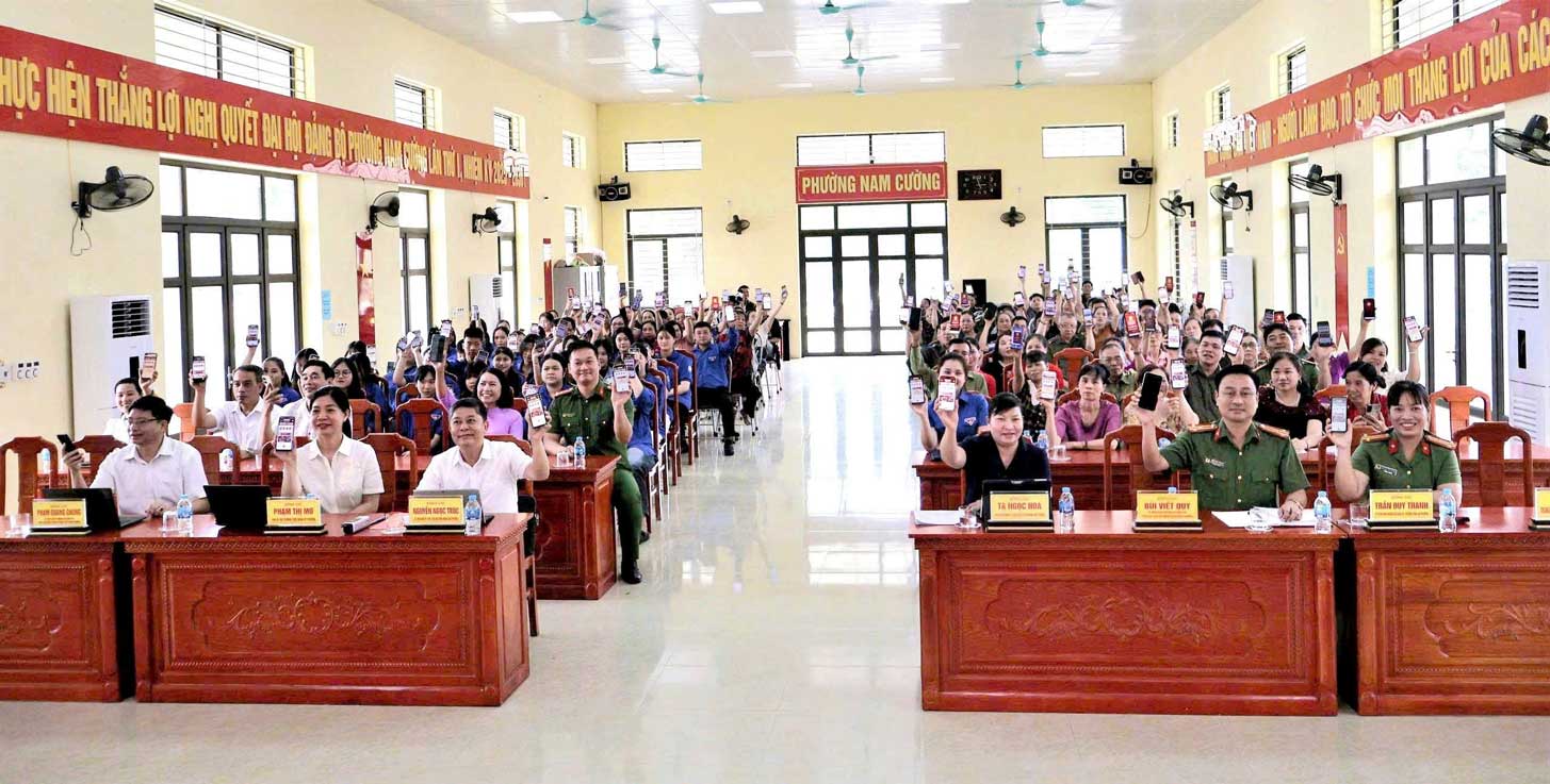 Ra mắt mô hình “Chi hội phụ nữ số” tại phường Nam Cường. Ảnh: CA Lào Cai