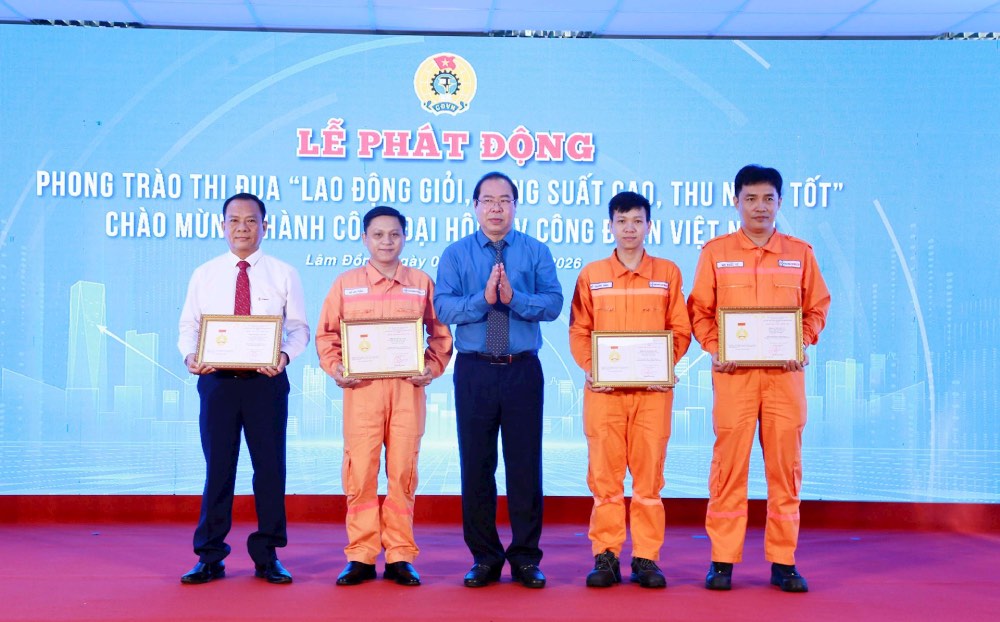 Ông Đỗ Đức Hùng, Chủ tịch Công đoàn ĐLVN trao Bằng lao động sáng tạo của Tổng LĐLĐ Việt Nam cho các cá nhân tại Nhà máy Nhiện điện Vĩnh Tân 4 và các đơn vị trong khu vực tại lễ phát động. Ảnh: Đắc Cường 