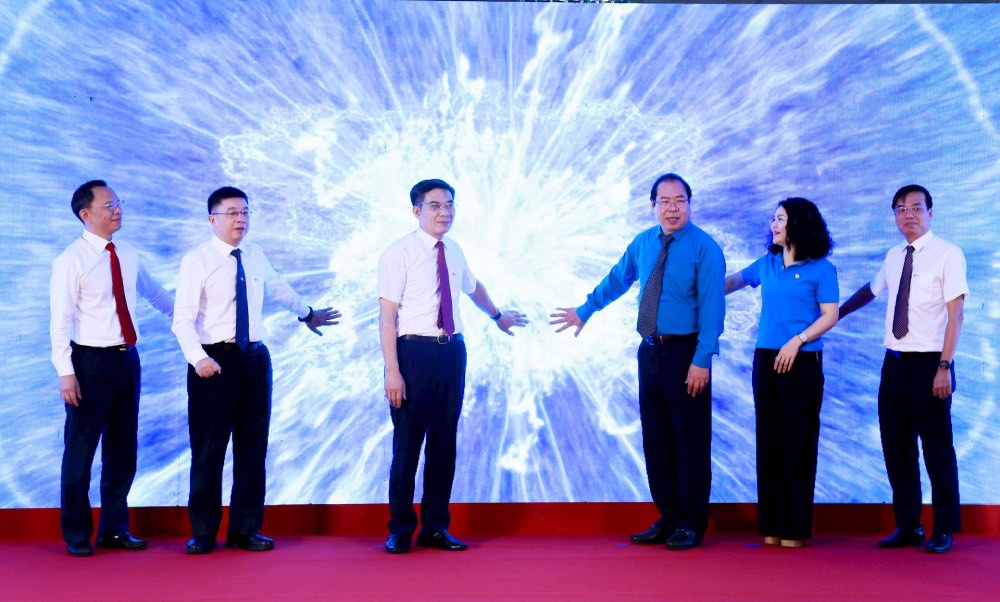 Representatives of EVN Group and Vietnam Electricity Trade Union perform the ceremony to launch the emulation movement "Good labor, high productivity, good income". Photo: Dac Cuong