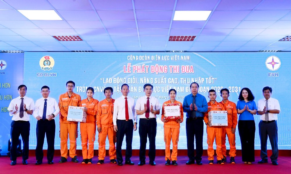 Lãnh đạo Tập đoàn EVN và Công đoàn Điện lực Việt Nam tặng quà người lao động. Ảnh: Đắc Cường