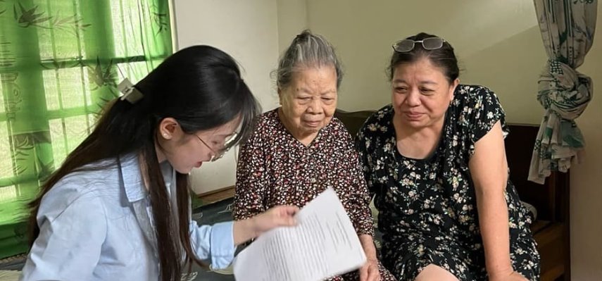 Being supported by officials who come to the place, many elderly people are excited because they do not have to travel hard. Photo: Bach Duong