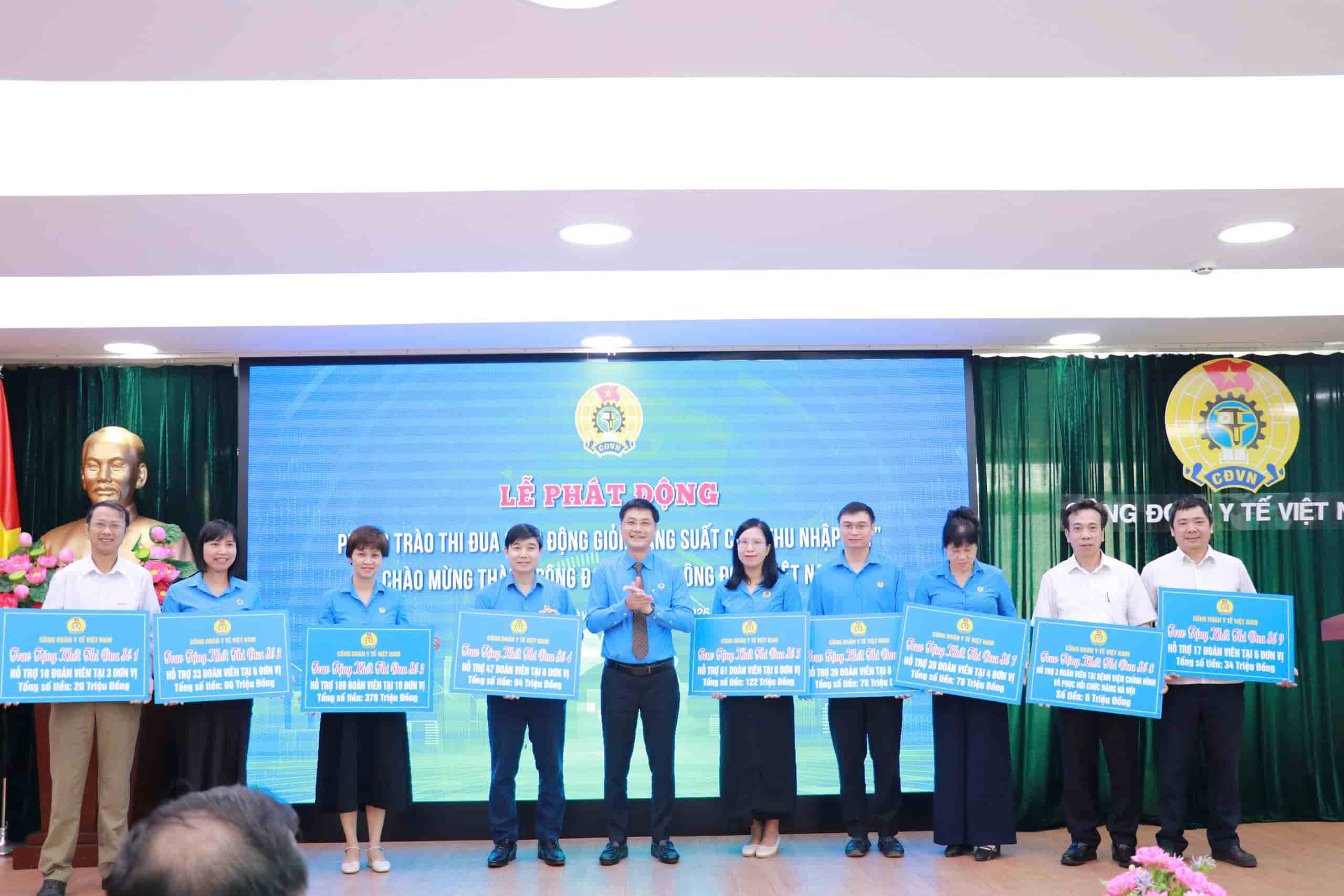 Ông Vũ Anh Tuấn - Phó Chủ tịch Công đoàn Y tế Việt Nam trao hỗ trợ cho đại diện 9 Khối thi đua có đoàn viên NLĐ có hoàn cảnh khó khăn. Ảnh: Công đoàn ngành.