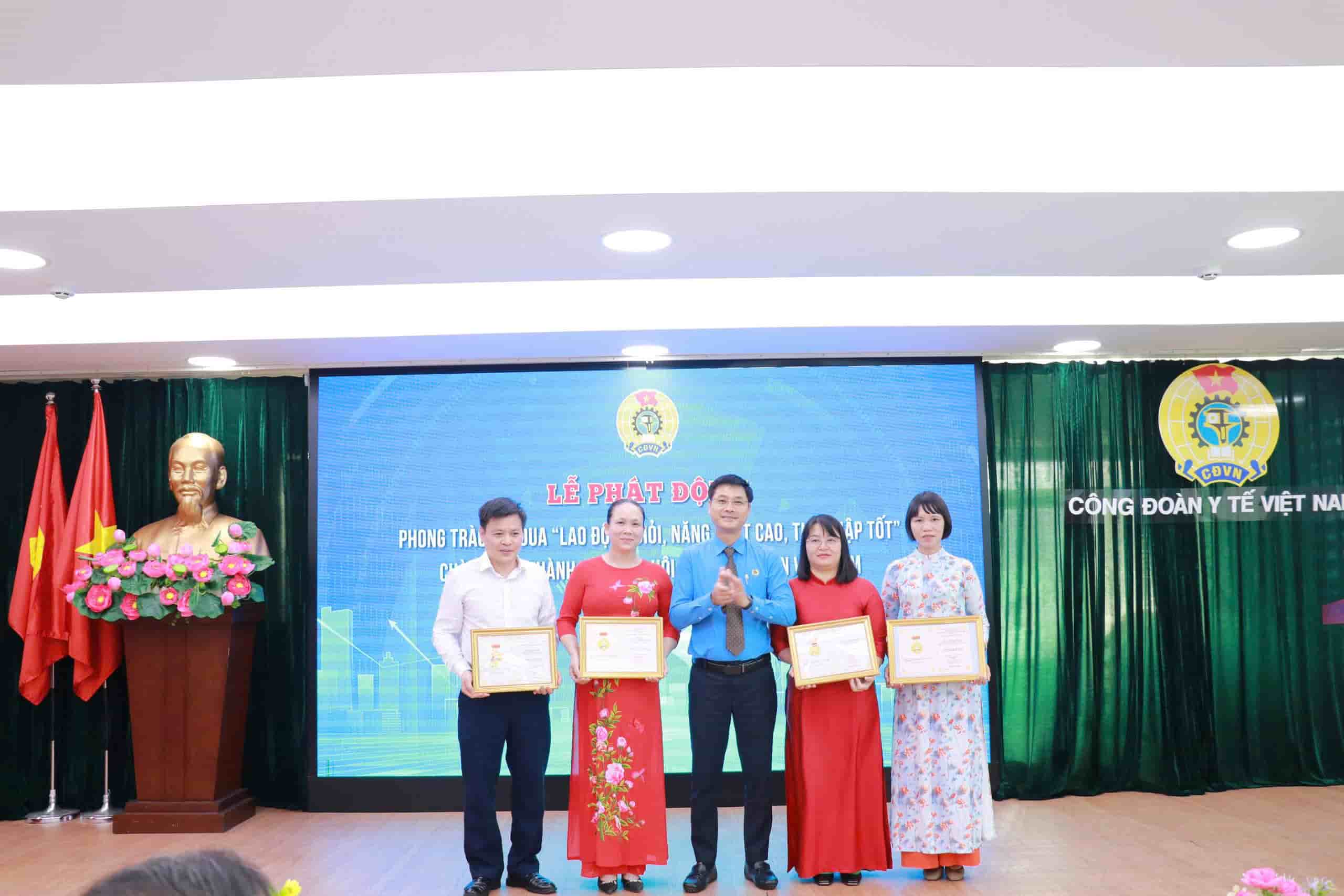 Tại Lễ phát động, Công đoàn Y tế Việt Nam trao bằng Lao động sáng tạo Tổng Liên đoàn Lao động Việt Nam cho các cá nhân tiêu biểu. Ảnh: Công đoàn ngành.
