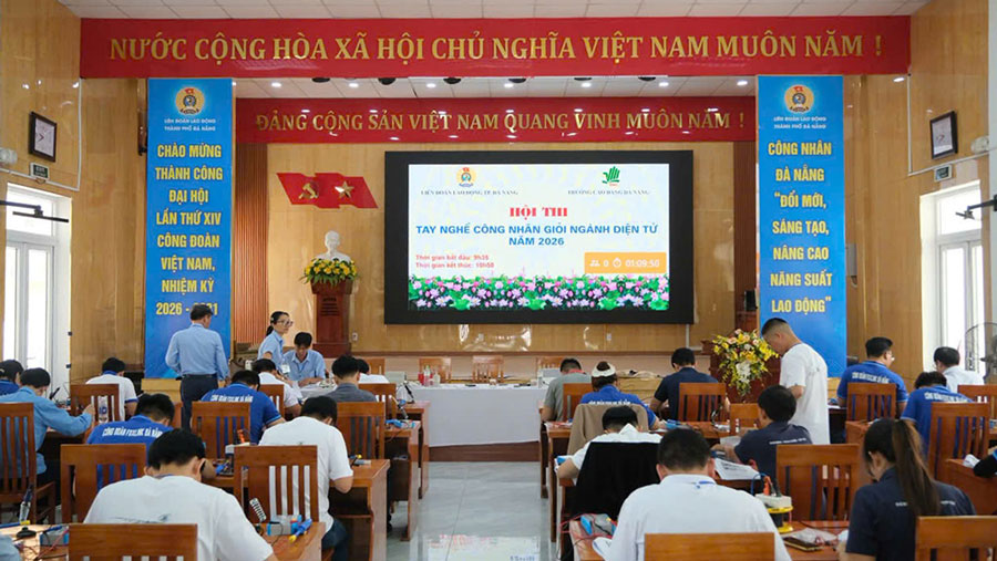 Các thí sinh thi thực hành Hội thi Tay nghề công nhân giỏi ngành Điện tử năm 2026 tại Hội trường Đảng ủy phường Hải Vân. Ảnh: Công đoàn Đà Nẵng