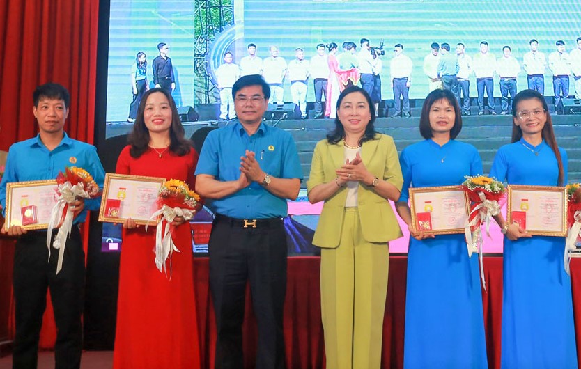Representatives of the leaders of the Vietnam Fatherland Front Committee of Ninh Binh province awarded the Creative Labor Certificate of the Vietnam General Confederation of Labor to individuals with outstanding achievements in patriotic emulation movements. Photo: Dieu Anh