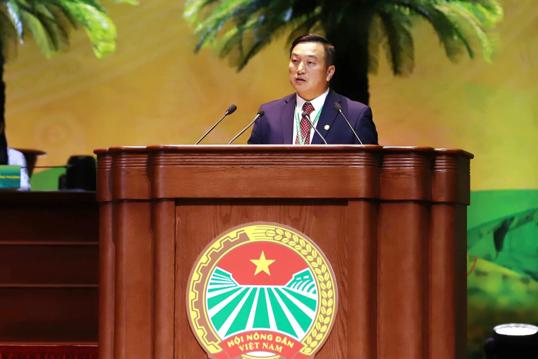 Mr. Nguyen Hoang Trung - Member of the Standing Committee of the Central Committee of the Vietnam Farmers' Union, Chairman of the Bac Ninh Provincial Farmers' Union presents a paper. Photo: Pham Hung