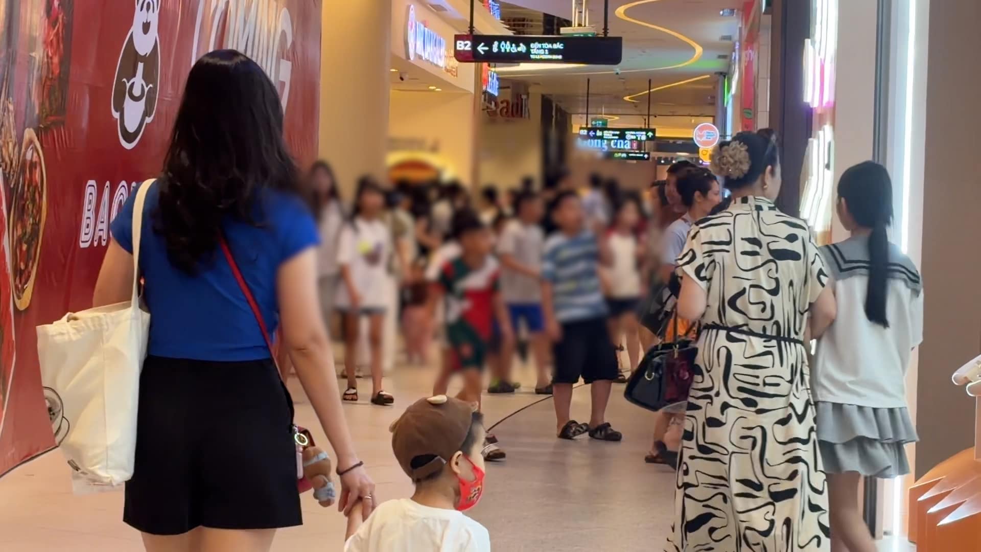 Hot weather makes many people look to shopping centers and indoor playgrounds on weekends. Photo: Anh Xuyen
