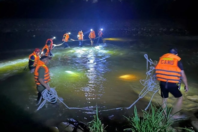 Lực lượng chức năng Lào Cai tìm kiếm hai anh em mất tích tại khu vực suối Thia. Ảnh: Bảo Nguyên