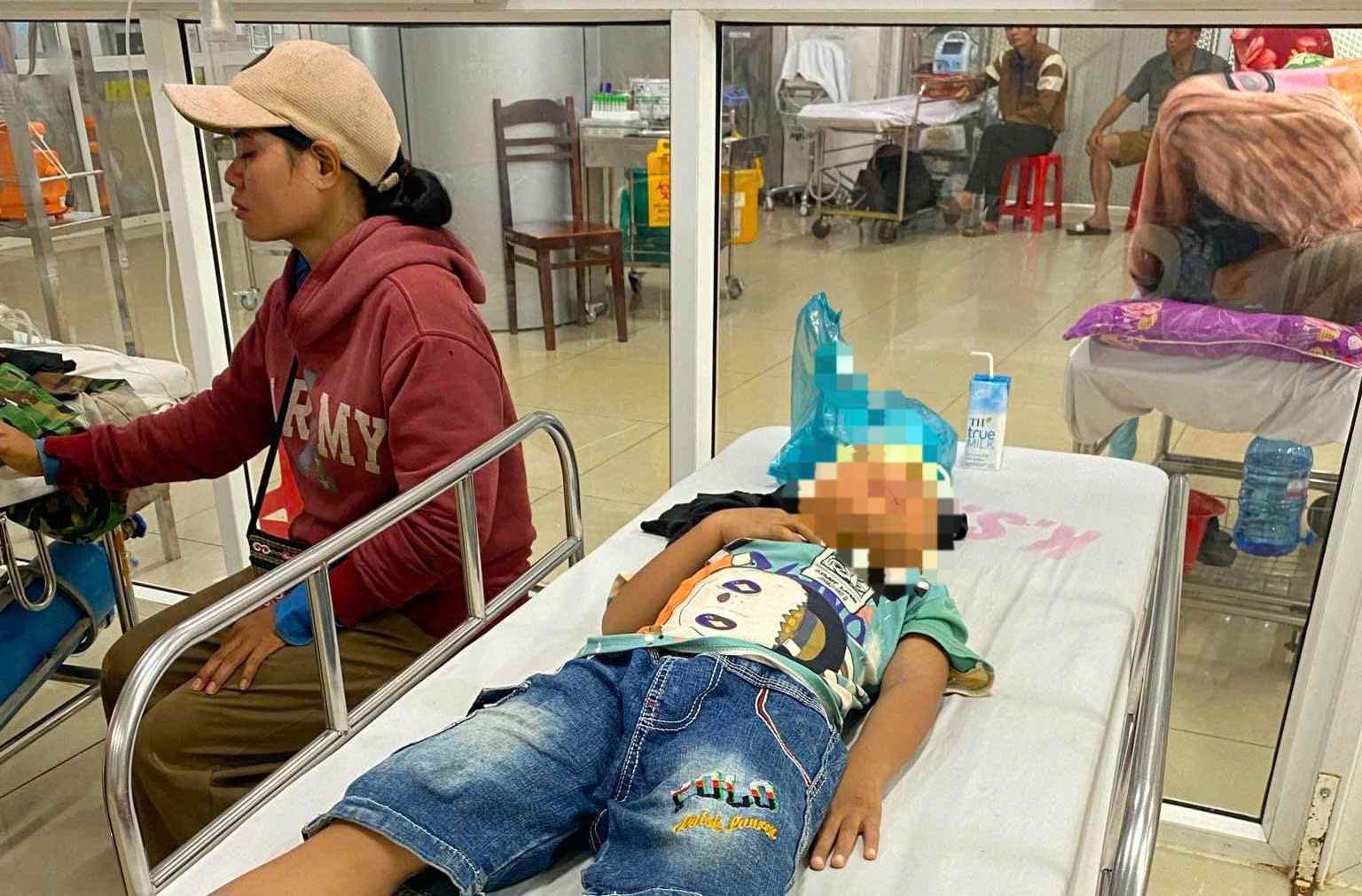 Cháu Y Chun Ê Ban đang điều trị tại Bệnh viên Đa khoa vùng Tây Nguyên. Ảnh: Thần Hy 