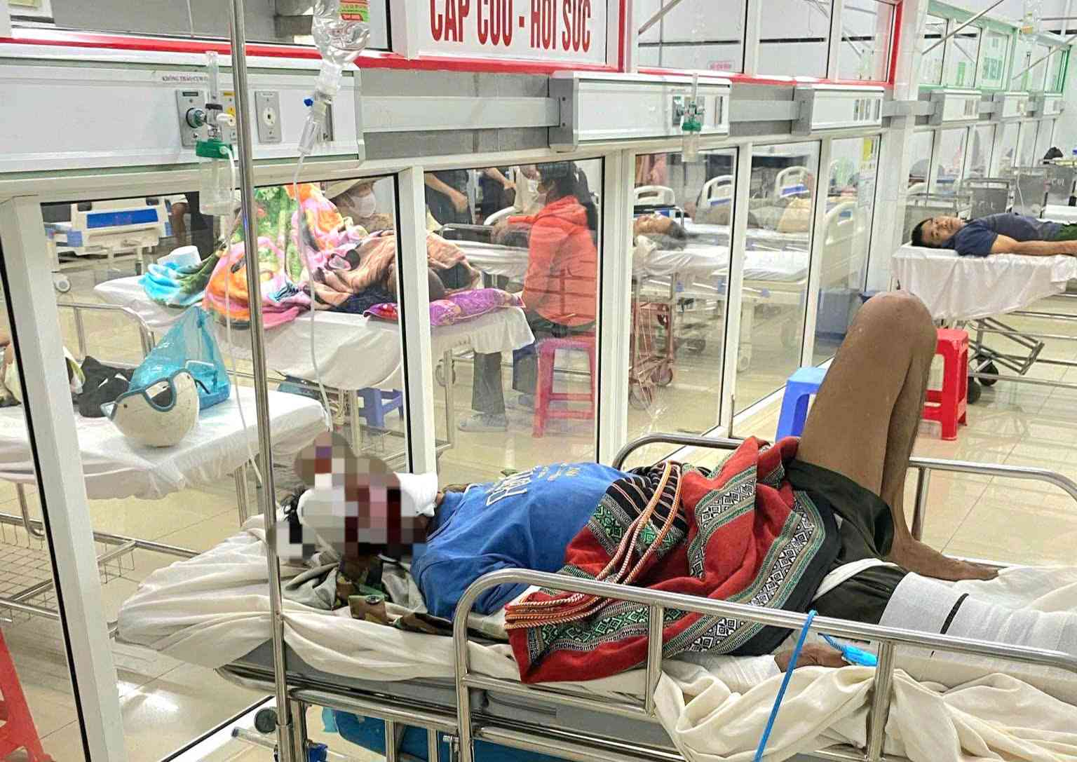 Ông Y Win K'Nul đang điều trị tại Khoa Ngoại, Bệnh viện Đa khoa vùng Tây Nguyên. Ảnh: Thần Hy 