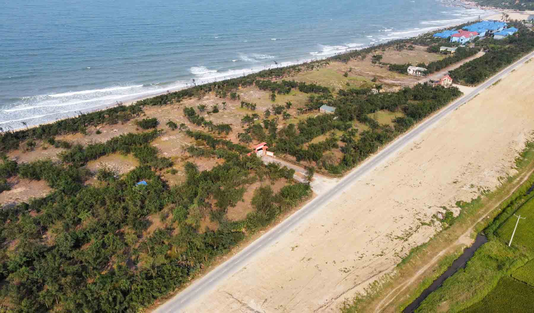 Dự án Khu du lịch sinh thái biển Kỳ Xuân án ngữ đường ra biển của ngư dân địa phương. Ảnh: Trần Tuấn