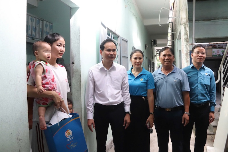 Đoàn công tác thăm hỏi đoàn viên, người lao động có hoàn cảnh khó khăn, trú tại các Tổ công nhân tự quản khu nhà trọ thuộc phường Liên Chiểu và Hải Vân. Ảnh: Nguyễn Linh