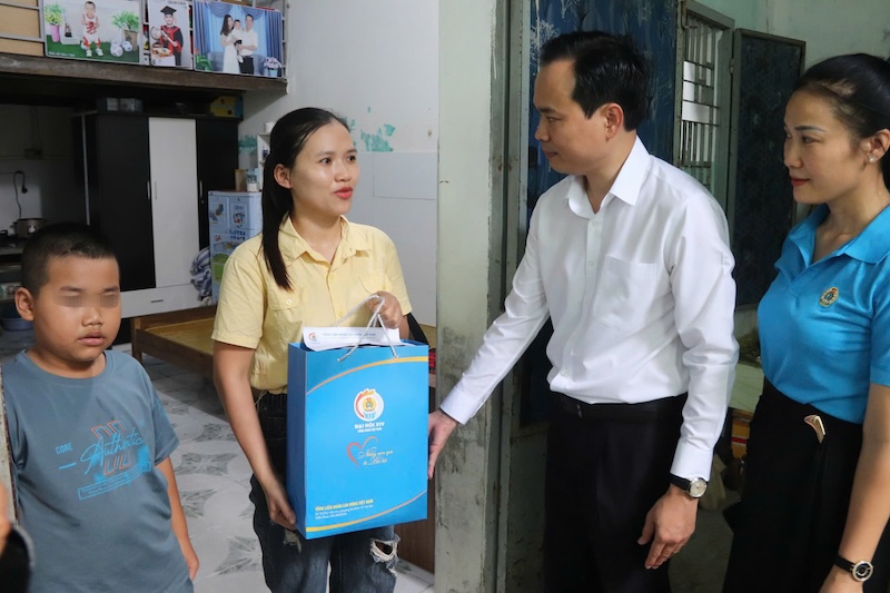 Đoàn công tác thăm hỏi đoàn viên, người lao động có hoàn cảnh khó khăn, trú tại các Tổ công nhân tự quản khu nhà trọ thuộc phường Liên Chiểu và Hải Vân. Ảnh: Nguyễn Linh