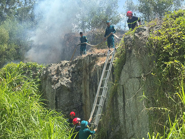 The Military Command of An Khe Ward has promptly controlled the fire at the end of Le Trong Tan street, An Khe ward, Da Nang city. Photo: Quang Cuong