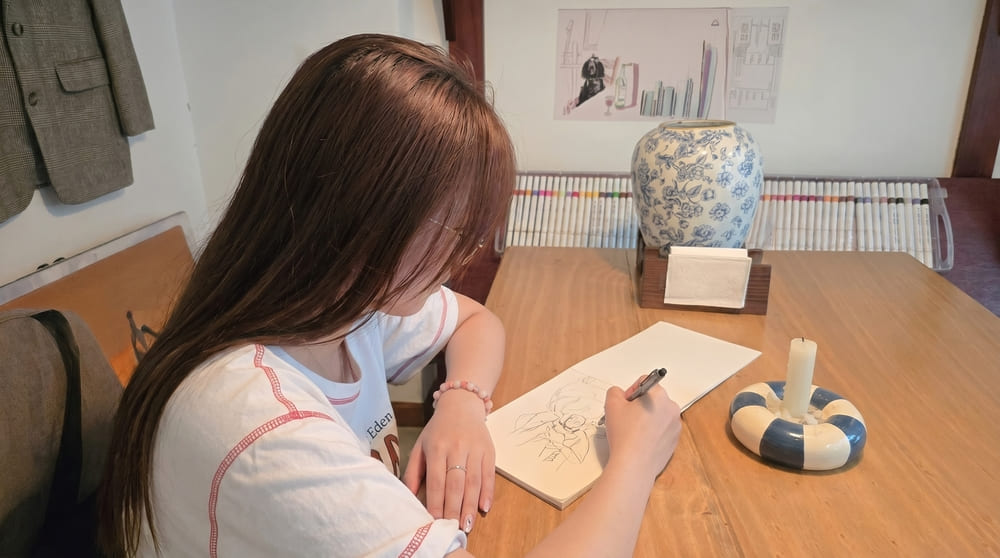 Painting is one of the interesting activities to help women relax when going for coffee alone. Photo: Lan Chi