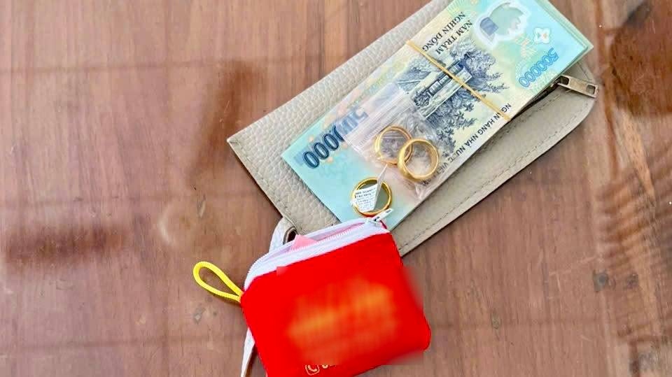 Police help a woman find nearly 1 tael of gold lost and 13 million VND. Photo: Binh Phuoc Ward Police