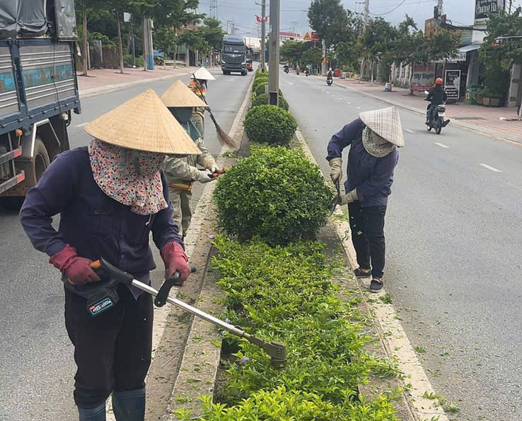 Being owed insurance money, the lives of urban environmental sanitation workers are even more difficult. Photo: Thanh Tuan