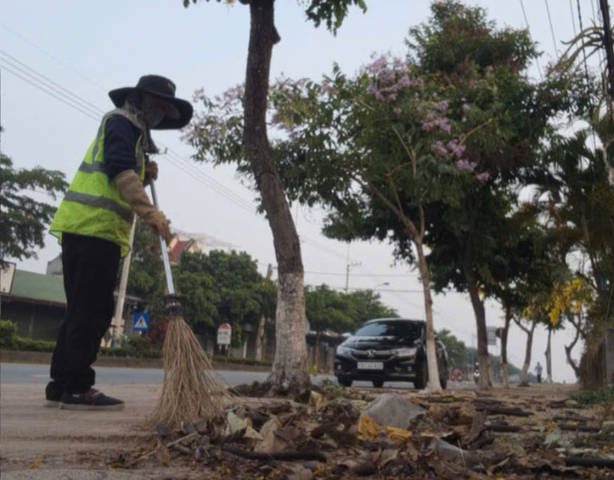 Các nữ lao công phải vất vả mưu sinh, làm việc giữa mưa nắng để làm xanh, sạch đẹp phố phường. Ảnh: Thanh Tuấn