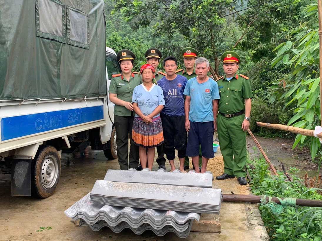 Công an xã Hưng Khánh hỗ trợ vật liệu lợp mái cho hộ dân bị ảnh hưởng bởi dông lốc. Ảnh: CA Lào Cai