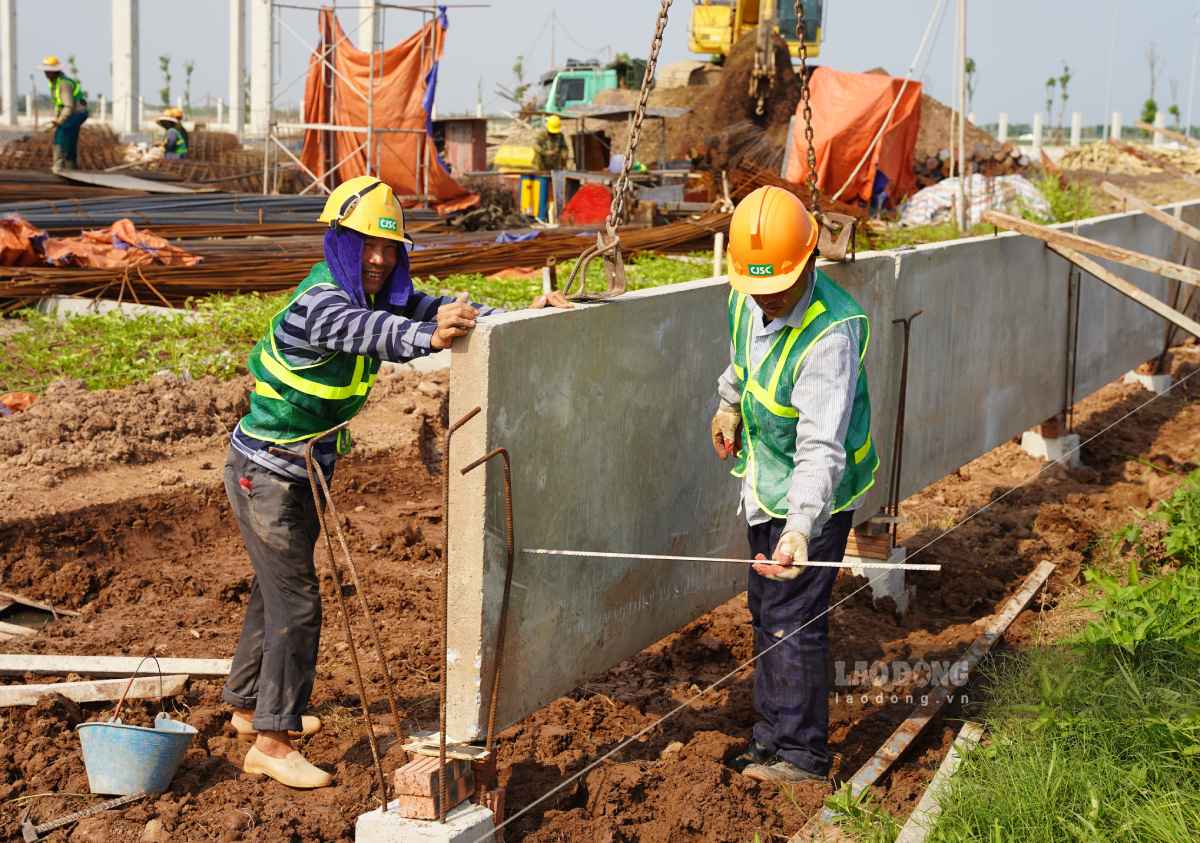 Công nhân đội nắng thi công hạ tầng KCN Hải Lòng, xã Đông Tiền Hải, tỉnh Hưng Yên. Ảnh: Lương Hà 