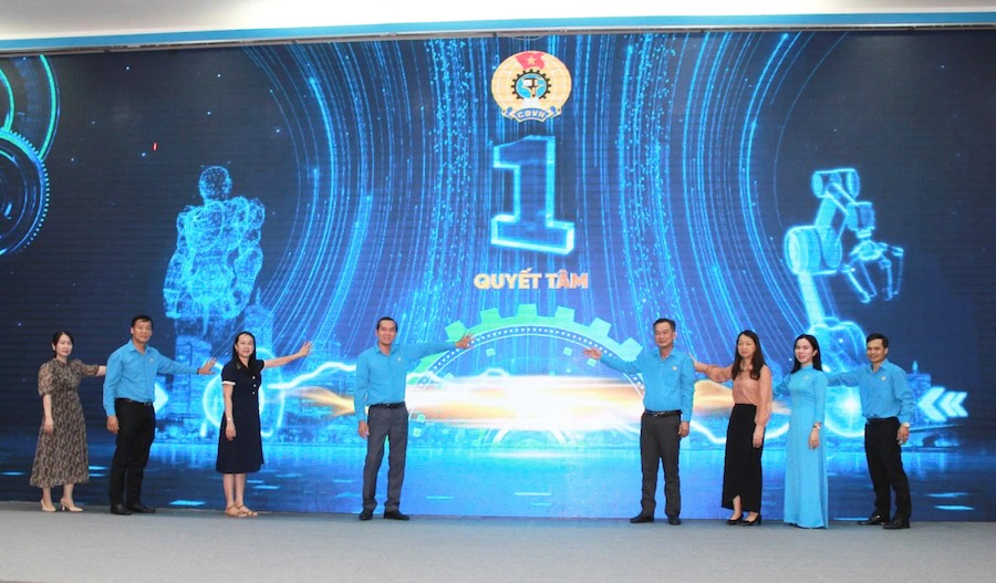 Provincial leaders and delegates at the Ca Mau provincial bridge point perform the ceremony to launch the emulation movement "Good labor, high productivity, good income". Photo by Thieu Vu