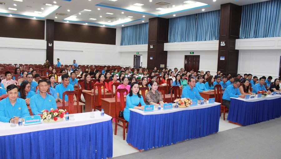 Đại biểu tham dự phát động Phong trào thi đua “Lao động giỏi, năng suất cao, thu nhập tốt” giai đoạn 2026 - 2031 tại Cà Mau. Ảnh: Thiệu Vũ