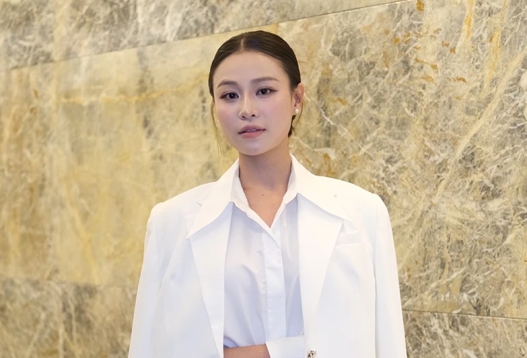 Actress Quynh Chau with her image in the movie "Under the Lighted Window". Photo: VFC