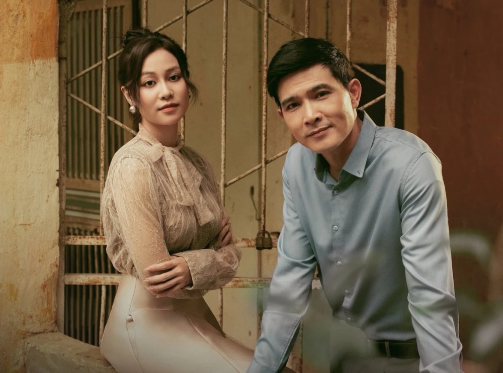Diễn viên Quỳnh Châu và Quang Sự trong phim giờ vàng. Ảnh: VFC