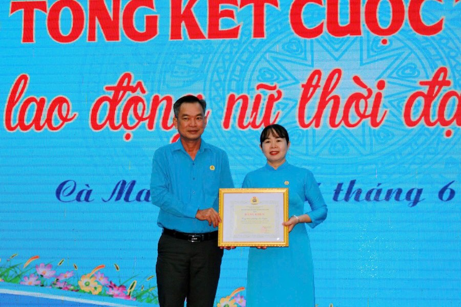 Phó Chủ tịch Uỷ ban MTTQ Việt Nam tỉnh Cà Mau Nguyễn Văn Khởi trao giải Tập thể có nhiều tác phẩm dự thi nhất cho đơn vị Công đoàn phường An Xuyên. Ảnh: Thiệu Vũ