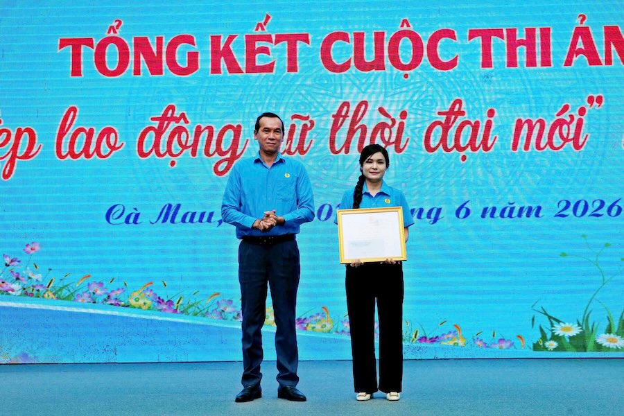 Chủ tịch LĐLĐ tỉnh Cà Mau Lý Công Bắc trao giải Nhất cuộc thi cho đoàn viên Bùi Kim Bé, CĐCS Phòng khám Đa khoa Hồng Phúc Cà Mau (trực thuộc Công đoàn Phường Lý Văn Lâm). Ảnh: Thiệu Vũ
