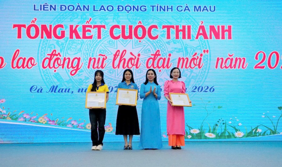 Phó Chủ tịch Thường trực LĐLĐ tỉnh Cà Mau Ngô Diễm Phúc trao thưởng cho 2 giải Nhì và 3 giải Ba. Ảnh: Thiệu Vũ